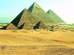 PİRAMİTLER DÜNYANIN İLGİNÇ OLDUĞU KADAR GİZEMLİ YAPILARI Piramit