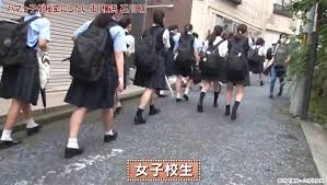 jk 街|渋谷センター街を歩く制服の女子高生の後ろ姿の写真素材 ...
