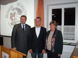 Reinhard Grindel besucht die JU Schwarmstedt, hier mit dem. Vorsitzenden Henrik Rump und Gudrun Pieper - 20081129_JD500009