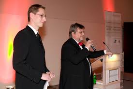 und Michael Kahnert (l.), Justiziar der BIO Deutschland-Geschäftsstelle, bei der Bekanntgabe des Spenden-Gewinnertisches - Bio-386