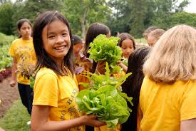 First Lady and Tammy Nguyen Launch Let\u0026#39;s Move: America\u0026#39;s Move to ... - tammy-nguyen-harvests-lettuce-in-michelle-obamas-white-house-kitchen-garden-2009