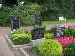 Grabstein von Gretchen Anna Coordes (geb. Loerts) (10.05.1913-09.08. Häufige Nachnamen auf diesem Friedhof: Coordes (9) - Lühring (7) - Gersema (6) - Kramer ...