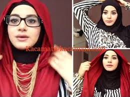 Tips memilih Model kacamata untuk wajah bulat berjilbab