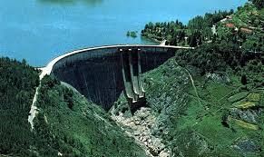 A barragem da Venda Nova situa-se no distrito de Vila Real, no concelho de Montalegre. Entrou em funcionamento em 1951 e é alimentada pelo curso de água do ... - Barragem%20Venda%20Nova