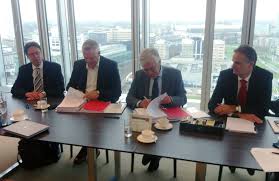 V.l.n.r. dr. Carsten Mitze (Hydac GmbH), Thomas Kwaks (Hydac BV), Wil Hoefakker (Hycom) en Ivo Beerling (Hycom) ondertekenen het contract. - nieuws_20956_24510_item_original