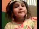 la niña le marca a su papito y
