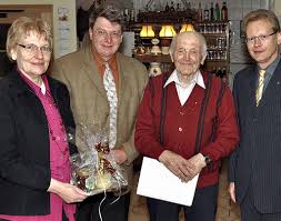 Georg Villinger (links) ehrte Otto Fehrenbach für 40-jährige Mitgliedschaft. Anita Tröndle und Thomas Dörflinger gratulierten. Foto: Pichler