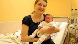 Mirjam Baier mit Neujahrsbaby Baby Hanna. Foto: Behrens. Einen Tag zu früh kam Hanna Baier auf die Welt, doch damit war der kleine Wonneproppen immerhin das ...