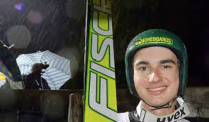 Strahlender Sieger im Dauerregen am Samstagabend: Skispringer Tobias Löffler gewann den Juniorentitel. Foto: bachmann - 50424411