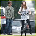 Emile Hirsch Gives Girlfriend