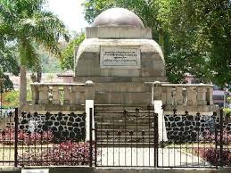 Monumen Lingga di tengah alun-alun Sumedang untuk menghormati jasa – jasa Pangeran Aria Suria Atmadja.