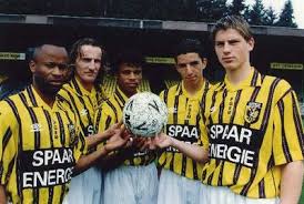 In 1993 poseerden de nieuwelingen van Vitesse mooi op een rijtje: Ben Iroha, Patrick Pothuizen, Clenn Helder, Roy Maakay en Willem Korsten - KorstenbijVitas