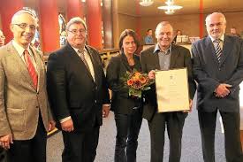 OB Rupert Kubon (rechts) und der Sportverbandsvorsitzende Harry Ramert (rechts) verliehen den Sportehrenbrief an Dietmar Link, Ellen und Fred Meckes (von ...