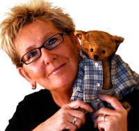My name is Barbara Nachtigall, I live in Berlin and have been creating artist and vintage collectable teddy bears since 1998. - Barbara