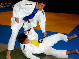 Judoka Philip Müller (stehend) aus Heitersheim tritt im Juni bei der U17-Europameisterschaft für Deutschland an. Foto: Sabine Model. HEITERSHEIM.