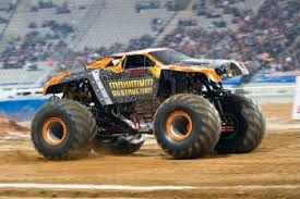 Barcelona, ??Spanien - 12. November: Tom Meents Antrieb Des ... - 14639015-barcelona--spanien--12-november-tom-meents-antrieb-des-maximum-destruction-monster-truck-wahrend-ein