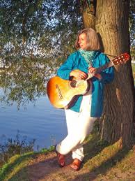 Sybille Gimon \u0026quot;aus Sandhatten. Frau Gimon stimmt Weihnachtslieder mit Ihrer Gitarre an,. zum mitsingen für jung und alt.