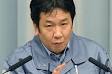 枝野幸男穿着浅蓝色的应急工人的