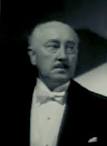 File:Halliwell Hobbes (1937), in Fit For A King.jpg - Wikipedia ...