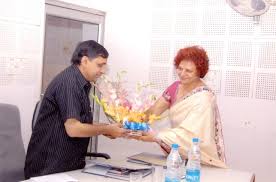 Dr. Ravindra Kumar is welcomed by Dr. Sushma Arya, Principal, DAV Women. In 2010. Like. 0 members like this. Share Twitter Facebook. Views: 40 - pics20003