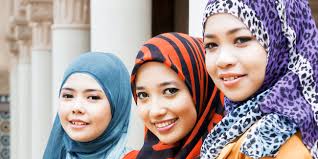 Mengakali Bentuk Wajah Bulat Anda dengan Tips Hijab