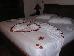 Foto de Reethi Beach Resort, Baa Atoll: Lovely bed decorations ...