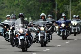 Arogan, Aksi Gerombolan Motor Gede Pepet Mobil Hingga Terjungkal ...