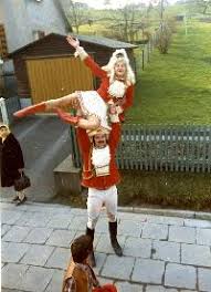 1974 Tanzpaar Reiner Busch - Lys Lemke / Rechts 1988 Tanzpaar Mario Neuhalfen - Petra Lemke beim Karnevalszug