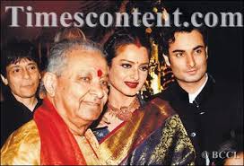 Bollywood actress Rekha with flute player Pandit Hariprasad Chaurasia and her nephew, at the wedding - Rekha-Pandit-Hariprasad-Chaurasia