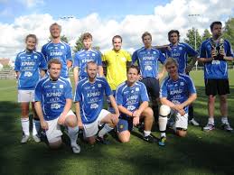 Bak fra venstre: Lone Nilssen, Eirik Garnås, Nikolai Kleivan, Gunnar Sjølie, Pål Nossum, Truls Skeie og Daniel Ramberg. Foran fra venstre: Martin Nistad, ... - 10blaahvit9-blaatt