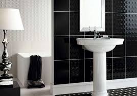DESAIN KERAMIK KAMAR MANDI HITAM PUTIH YANG MENAWAN - IDENAHRUMAH.COM
