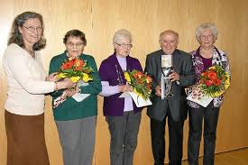 Ursula Eggenweiler bedankt sich bei Marianne Frick (50 Jahre), Waltraud Jauch (35 Jahre), Christoph Finkh (70 Jahre) und Rosmarie Homuth (40 Jahre) für ... - media.media.b12c75ed-1c6f-44ac-8730-99b9a01e3e1a.normalized