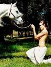 HOT and NEW: Η Angelina Jolie topless με λευκό άλογο