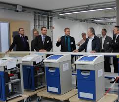 Gastgeber Felix Greiser (Vierter von links) führte durch das Familienunternehmen Atmos Medizintechnik in Lenzkirch. Mit dabei der CDU-Landtagsabgeordnete ...
