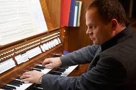Darüber hinaus setzt Matthias Pfund Zäsuren mit eigenen Improvisationen über das Leit-Lied und einen “Marcia alla Mendelssohn”