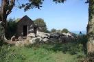 Behind the Late Neolithic gallery grave. The guardhouse was built in 1689, - via Daymix