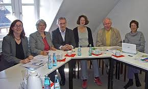 Das vhs-Team mit Dezernentin Kerstin Weinbach, links, Kirsten Fritz-Schäfer, Udo Engbring-Romang, Franziska Geis, Lutz Löscher und Kristine Umland bei der ...