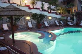 La piscina con idromassaggio