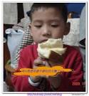 你看看恩恩吃的多認真跟努力呀~~