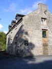 Ceramics gallery and Tuscan olive oil off-licence. - via Daymix