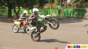 Foto : Aksi Srikandi Polantas Banyumas bermanuver dengan motor ...