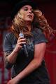 http://upload.wikimedia.org/wikipedia/commons/thumb/9/9e/Anouk_at_fesival_mundial_2008.JPG/220px-Anouk_at_fesival_mundial_2008.JPG