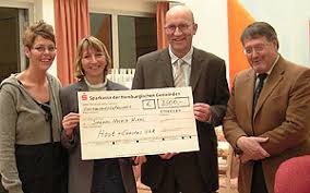 Ein würdevolles Leben bis zum Schluss Eine Spende über 2500 Euro überreichten die Geschäftsführer Hans Hout und Gerd Janssen an Hospiz-Leiterin Gerlinde ... - b1