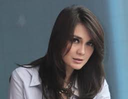 Model Rambut Untuk Muka Bulat dan Kotak ala Luna Maya