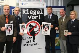 Marco Fechner, Ralf Bäcker, Wolfgang Lonken, Rainer Diett und Livia Hildebrand von der Polizei Wuppertal stellen die neue landesweite Kampagne gegen ...