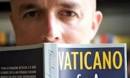 Gianluigi Nuzzi, verschuilt zich symbolisch achter zijn boekje-open over de ... - vaticano_spa
