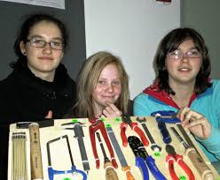 Julia Schuele (15), Selina Betz (13) und Bianca Mintel (14) von der Hohenlupfenschule in Stühlingen versuchten beim Praxis-Parcours in der Bildungsakademie ...