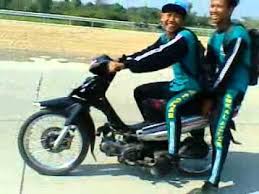 LUCU !!! aksi angkat motor - YouTube
