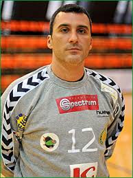 Bivši golman Kolubare, jedan od najiskusnijih u Super ligi, Dejan Vasić (35), nastaviće karijeru u klubu, gde je i započeo svoj profesionalni put ... - Vasic-Dejan