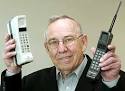 Zwei Knochen: Rudy Krolopp, ehemaliger Motorola-Designchef, zeigt Geräte aus ...